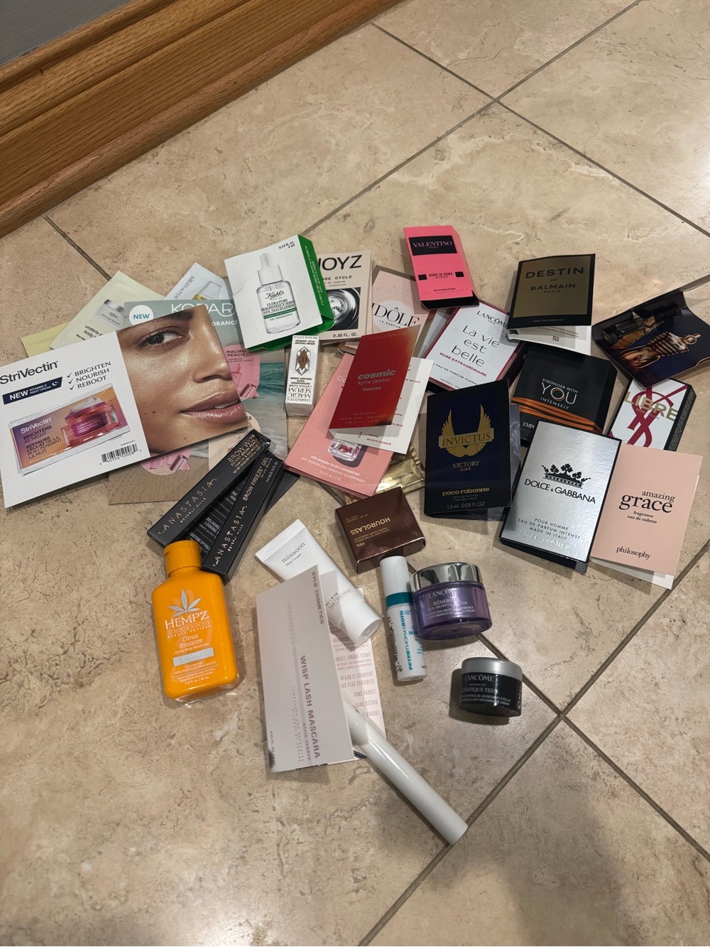 Assorted Beauty Sample Lot - Picture 2 of 6